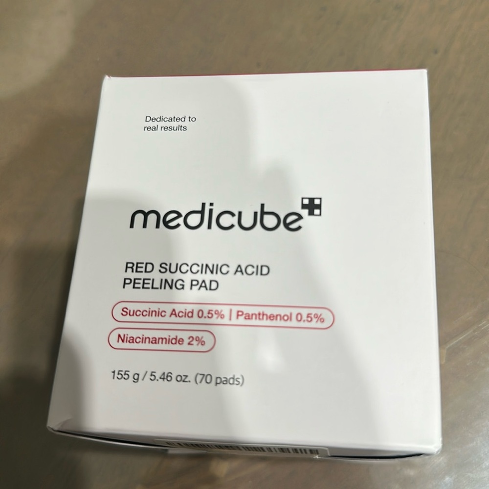 Medicube red succinic acid peeling pad